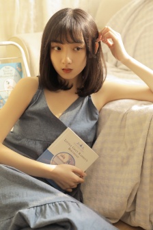他把手探进我的衣服下摆